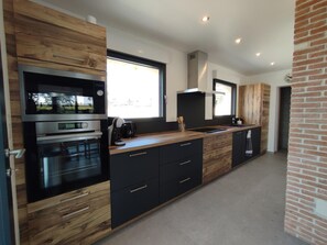 Fridge, microwave, oven, stovetop - Gîtes de France® - Gîte de la Marmite (YPREVILLE BIVILLE)