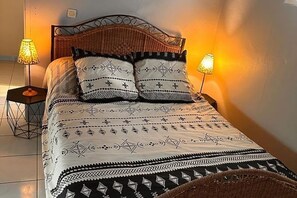 2 chambres, fer et planche à repasser, lit de bébé portatif