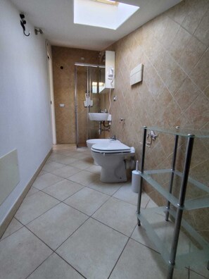 Ein Badezimmer mit Toilette, Waschbecken und Dusche.