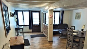 Un espacio habitable compacto con comedor, sofá y mostrador de cocina.