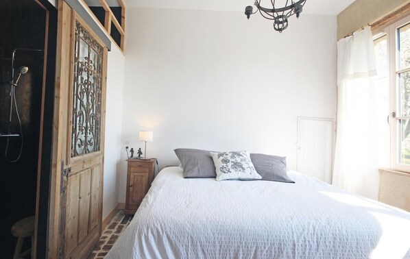 2 bedrooms, travel crib, free WiFi