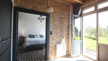 2 bedrooms, travel crib, free WiFi