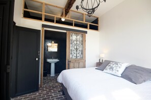2 bedrooms, travel cot, free WiFi