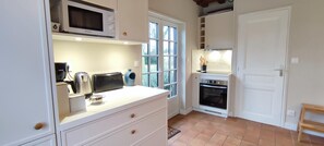 Frigorifero, microonde, forno, piano cottura