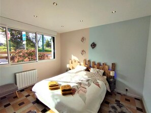 2 bedrooms, travel crib, free WiFi