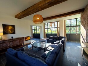 TV, fireplace - Gîtes de France® - Les Ecuries de Diane (SAINT JEAN DU CARDONNAY)