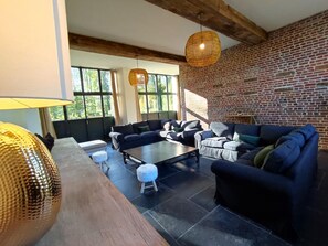 TV, fireplace - Gîtes de France® - Les Ecuries de Diane (SAINT JEAN DU CARDONNAY)