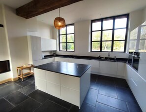 Fridge, microwave, oven, stovetop - Gîtes de France® - Les Ecuries de Diane (SAINT JEAN DU CARDONNAY)