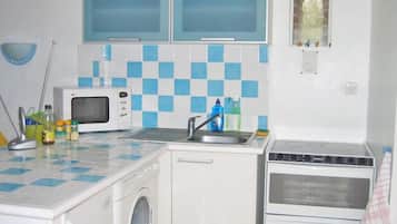 Een koelkast, een microgolfoven, een oven, een kookplaat