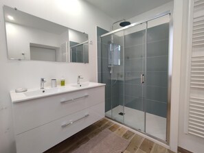 Shower - Gîtes de France® - Roseline's school (BAILLY EN RIVIERE)