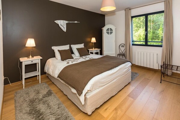 5 bedrooms, travel cot, free WiFi