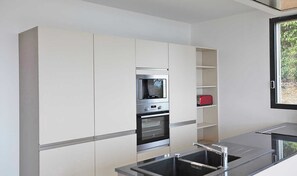 Fridge, microwave, oven, stovetop - Gîtes de France® - Villa Gabrielle (HAUTOT SUR MER)