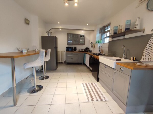 Réfrigérateur, micro-ondes, four, plaque de cuisson