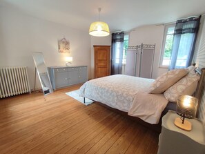 2 bedrooms, travel crib, free WiFi
