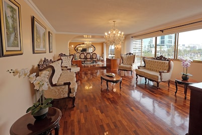 Elegant Ocean view apartment in fabulous Miraflores with in Marriot's location.