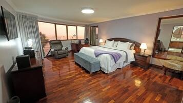 3 bedrooms, desk, iron/ironing board, free WiFi