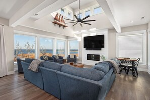 スマートテレビ、暖炉、テレビゲーム、テーブルサッカー台