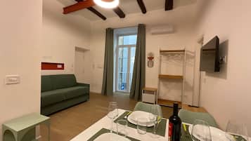 Appartamento Deluxe, vista città | 1 camera, minibar con snack e bevande gratuite, una cassaforte in camera