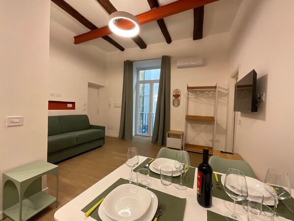 Deluxe-Apartment, Stadtblick | 1 Schlafzimmer, kostenlose Minibar, Zimmersafe, Schreibtisch