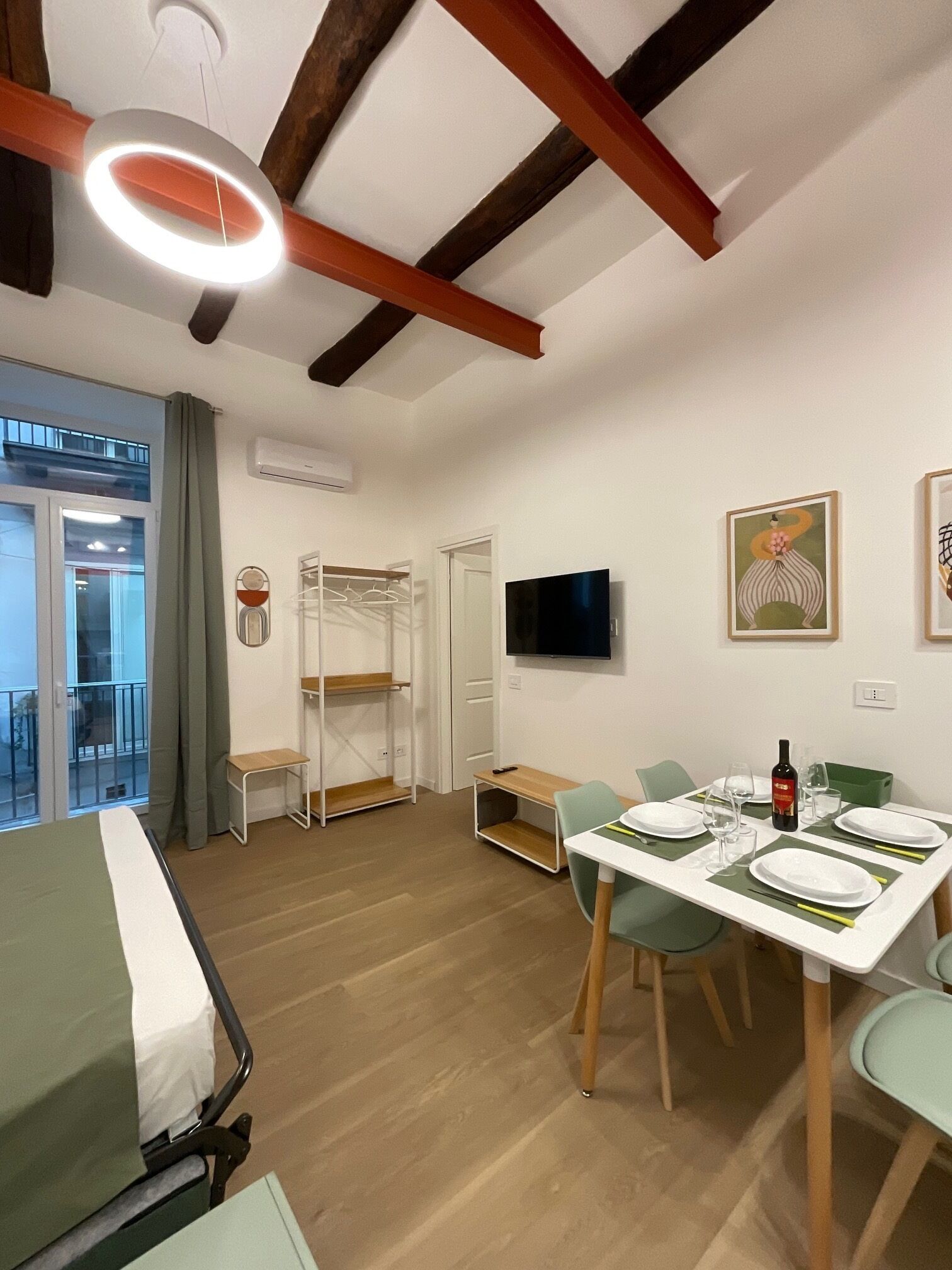 Căn hộ Deluxe, quang cảnh thành phố | Minibar với thức uống miễn phí, két bảo mật tại phòng, bàn 