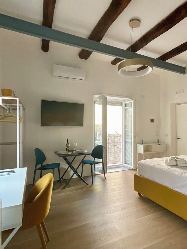 Penthouse Comfort, pemandangan kota | Minibar gratis, brankas, meja kerja, dan ruang kerja ramah laptop