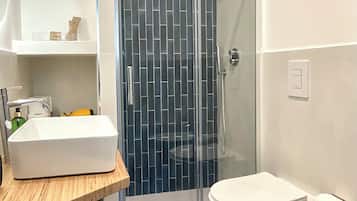 Comfort-Penthouse, Stadtblick | Kostenlose Minibar, Zimmersafe, Schreibtisch