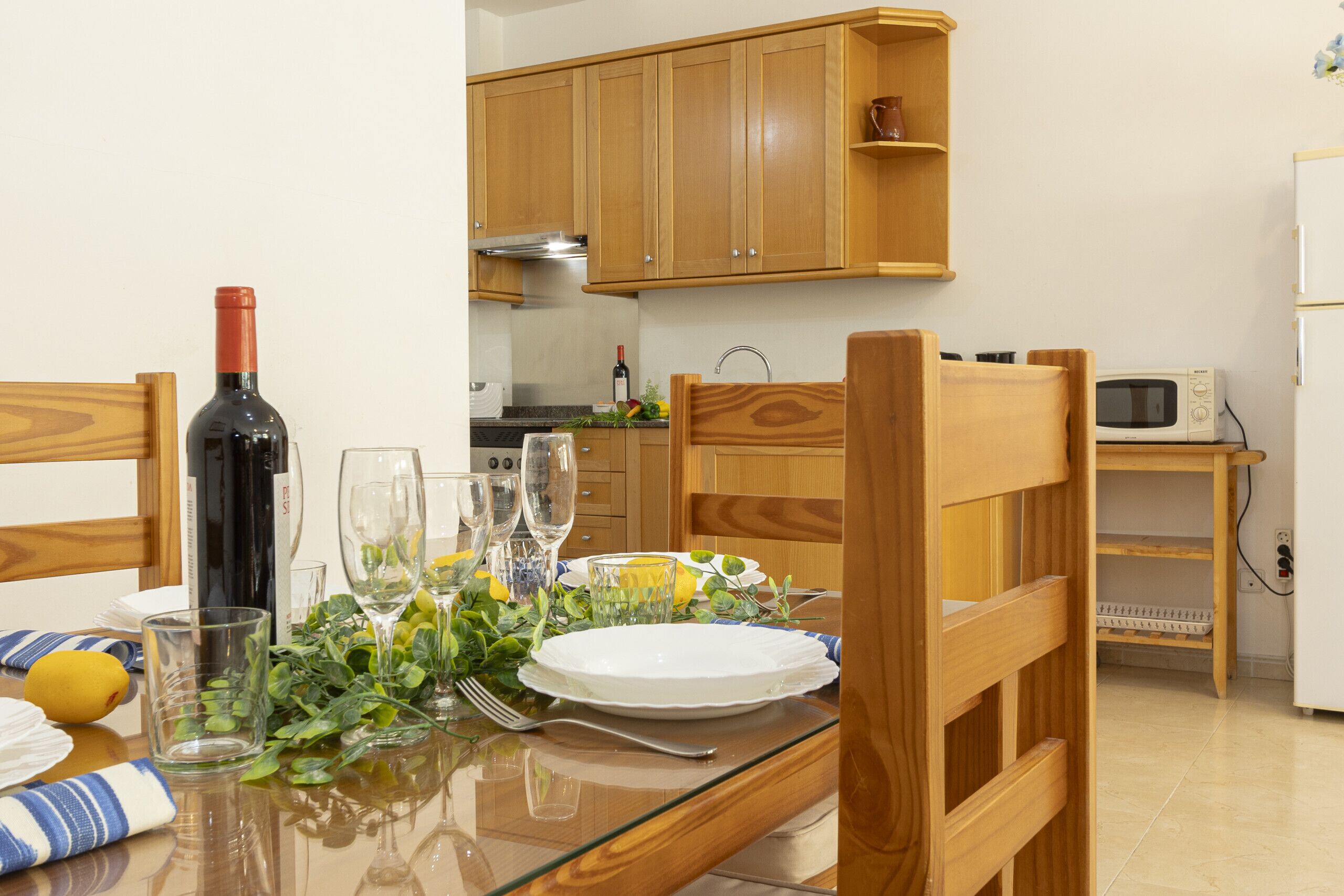 Frigorífico, microondas, horno y cafetera o tetera