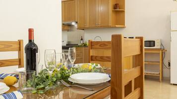 Een koelkast, een magnetron, een oven, een koffiezetapparaat/waterkoker