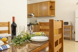 Een koelkast, een microgolfoven, een oven