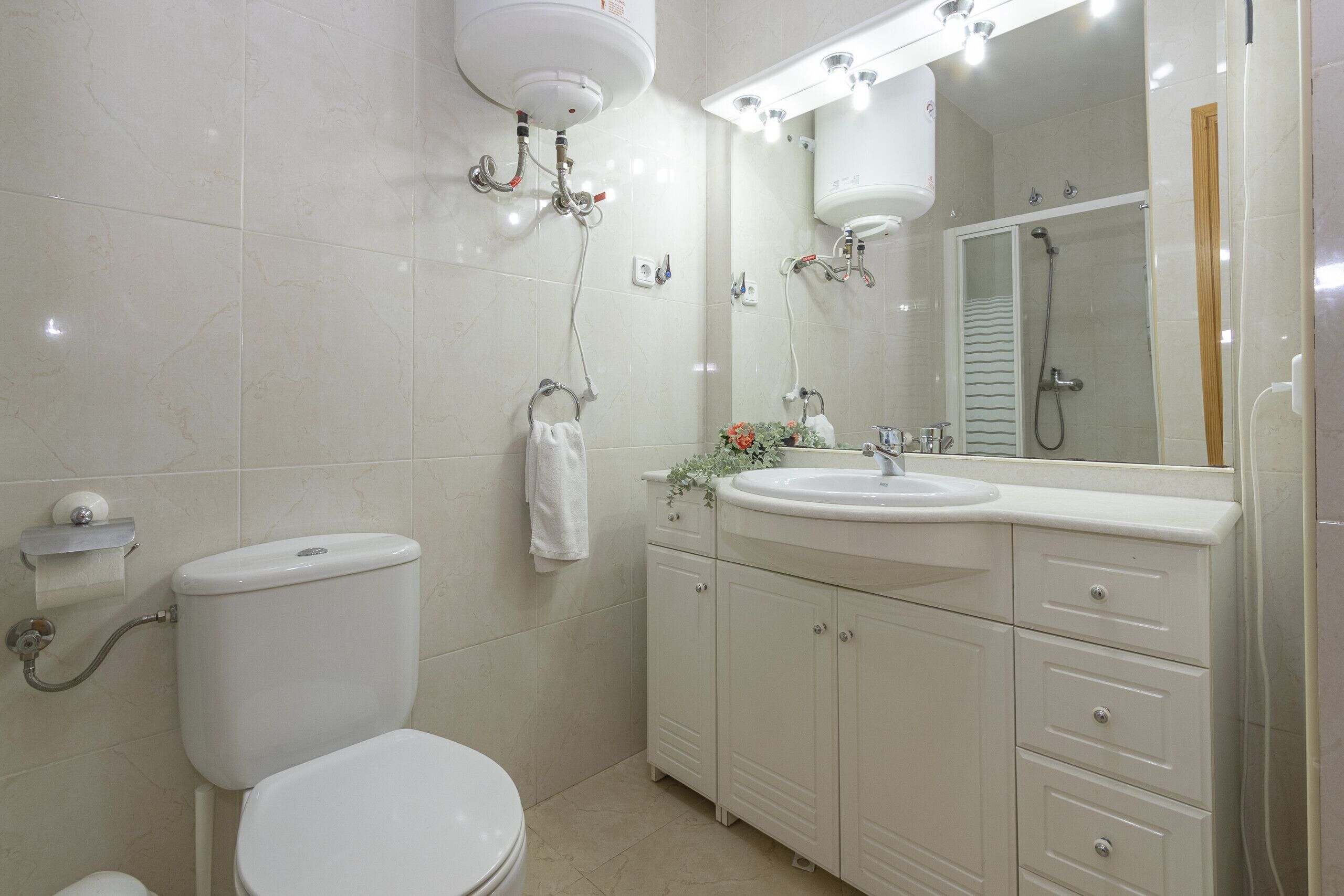 Gratis toiletartikelen, een haardroger, handdoeken, toiletpapier