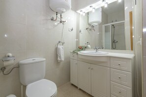 Articles de toilette gratuits, sèche-cheveux, serviettes fournies