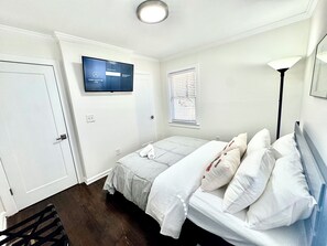 2 makuuhuonetta, silitysrauta/-lauta, Wi-Fi, vuodevaatteet