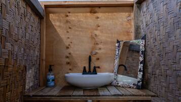 Ducha, toallas, jabón y papel higiénico