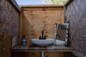 Ducha, toallas, jabón y papel higiénico