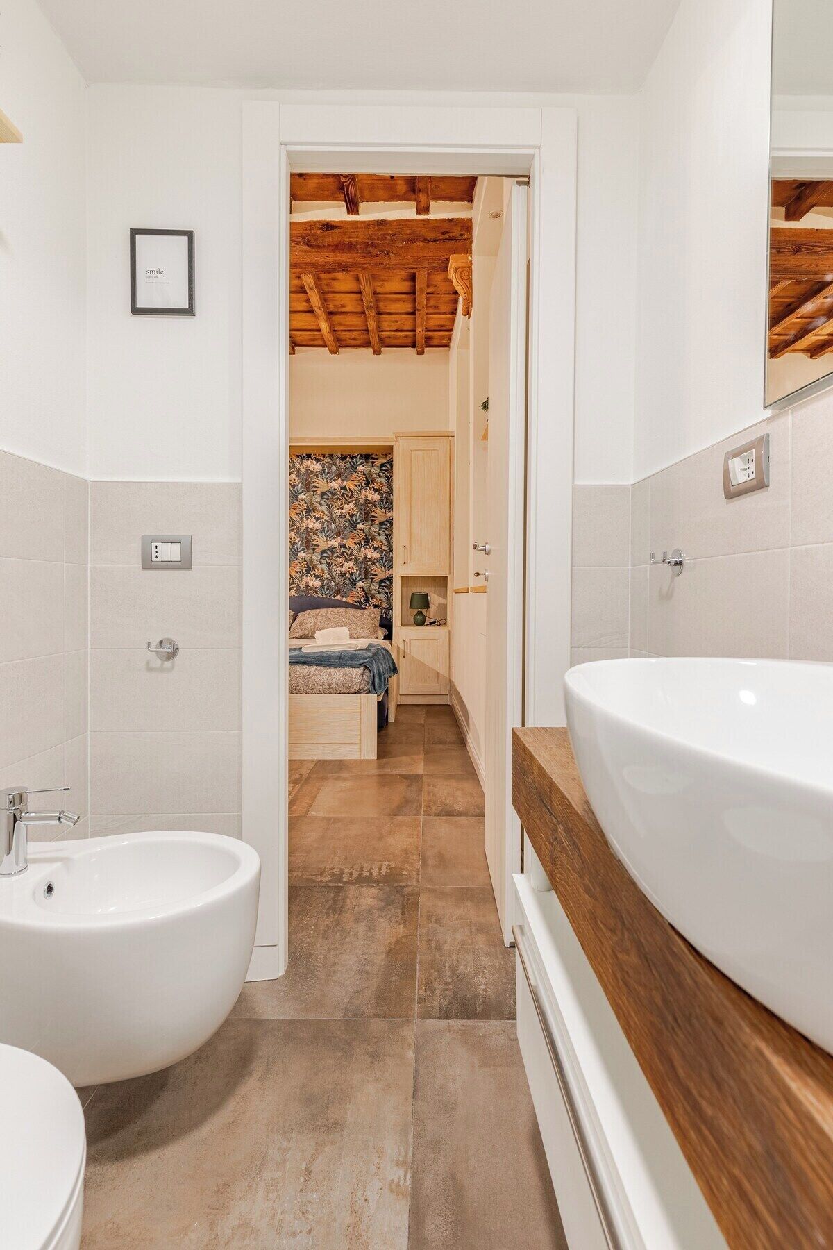Sèche-cheveux, bidet, serviettes fournies, savon