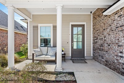 Southern Comfort! Charming 3 Bedroom Between Baton Rouge and New Orleans