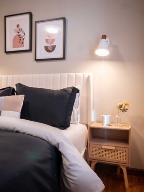 2 soverom, skrivebord, strykejern/-brett og reiseseng for barn