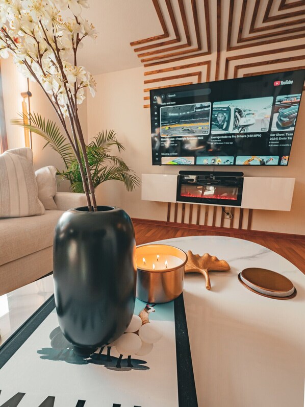 Fernseher, Kamin, Stereoanlage