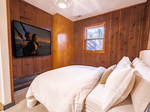 1 bedroom, desk, iron/ironing board, travel crib - [3BR] The Mocha StayAwhile Retreat (Lawrence)