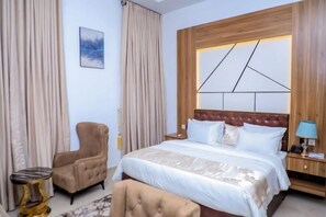 Habitación familiar, balcón, vista a la ciudad | Escritorio, espacio para trabajar con laptop y wifi gratis 