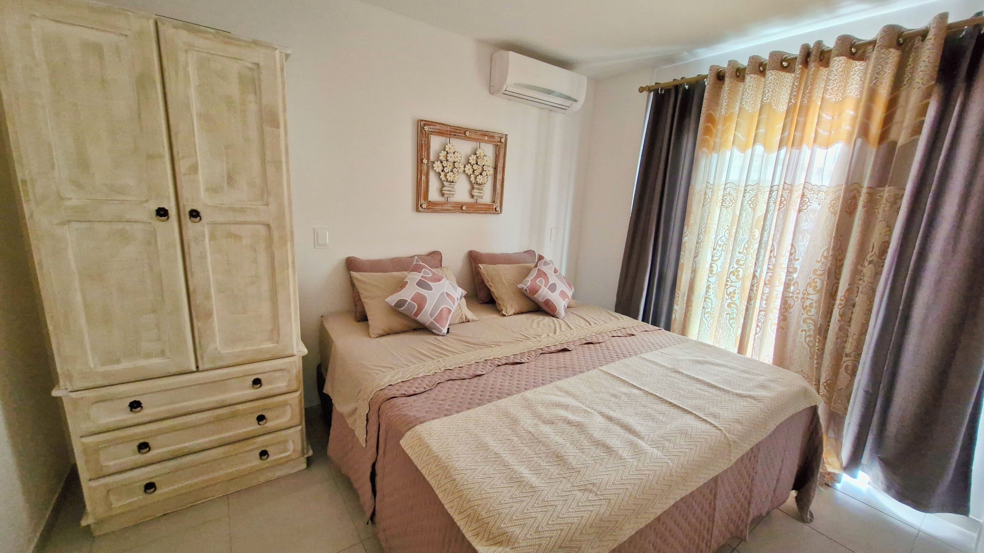 1 dormitorio, tabla de planchar con plancha, wifi gratis y ropa de cama