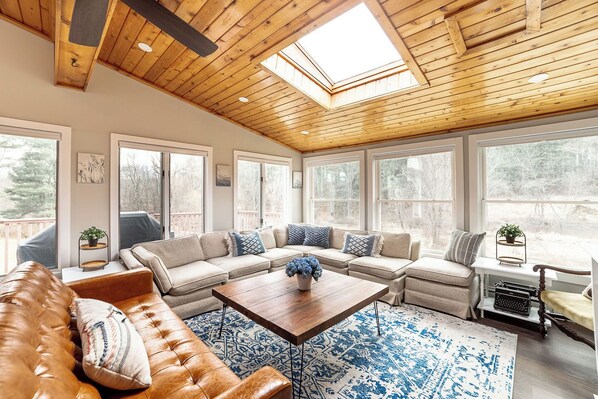 Älytelevisio, takka, DVD-soitin, kirjoja