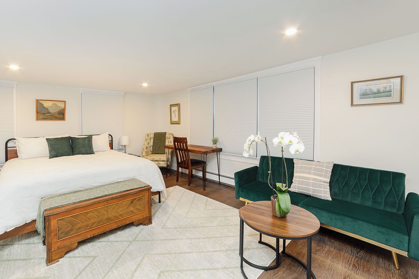 6 bedrooms, desk, iron/ironing board, travel cot