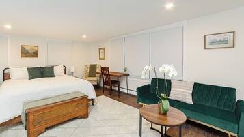6 bedrooms, desk, iron/ironing board, travel cot