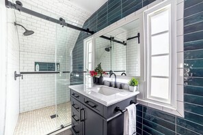 Dusche, Haartrockner, Handtücher, Seife