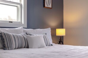 6 makuuhuonetta, työpöytä, silitysrauta/-lauta, vauvan matkasänky