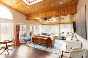 Älytelevisio, takka, DVD-soitin, kirjoja