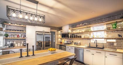 Spring Creek Farmhouse Luxury Family Retreat on 25 acre with direct river access