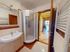 Ducha, secador de pelo, bidet, toallas