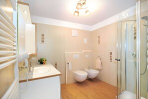 Shower, hair dryer, towels - Apartment 'Mitterhof' with Mountain View, Shared Terrace and Wi-Fi (Villanders)